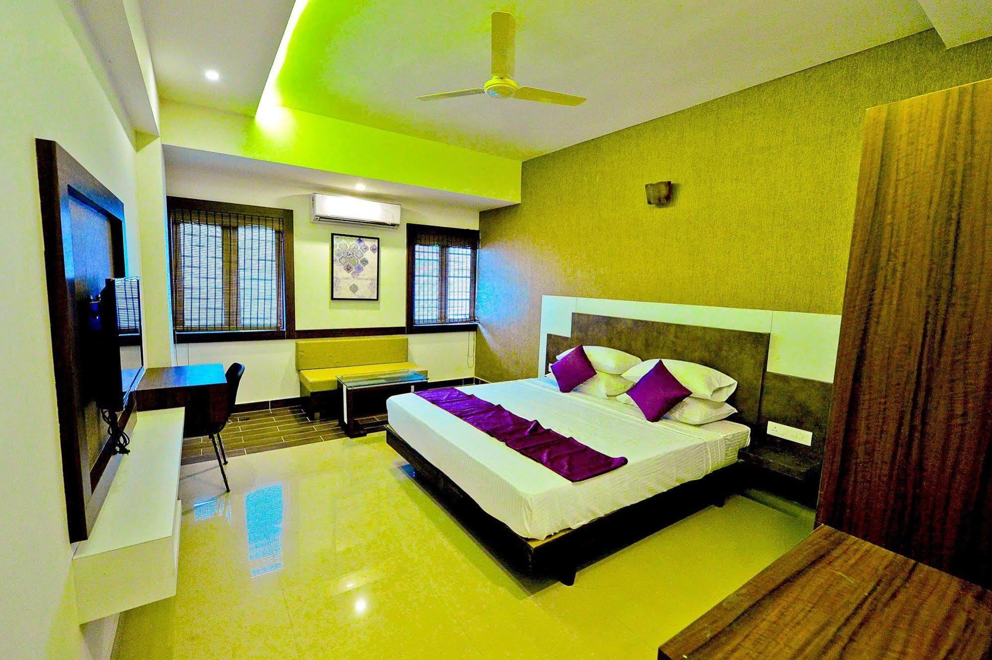 Qik Stay @ S.K. Continental Майсур Экстерьер фото